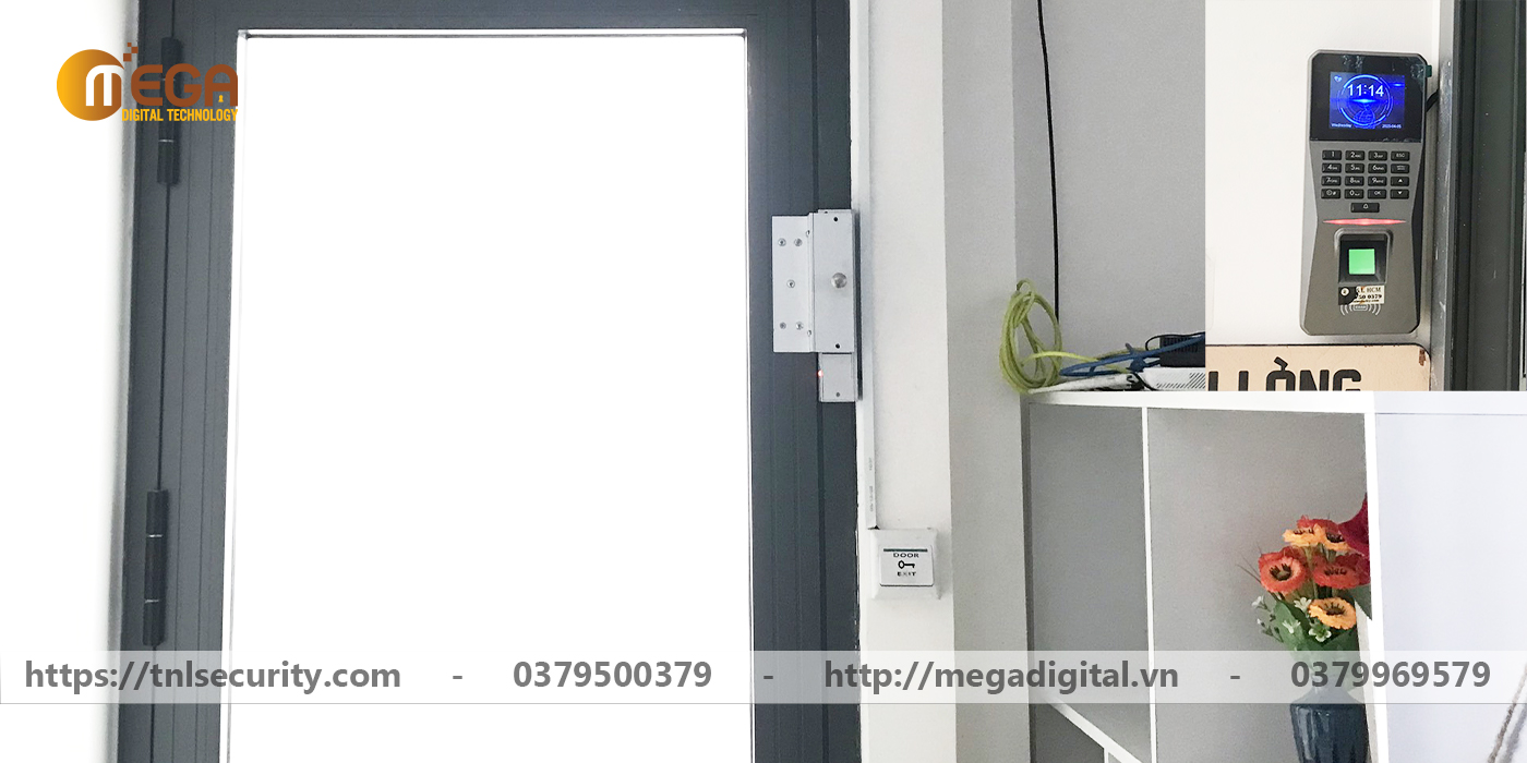 Cong-trinh-lap-khoa-nam-cham-dien-tu-kem-nut-nhan-exit-tai-Go-Vap